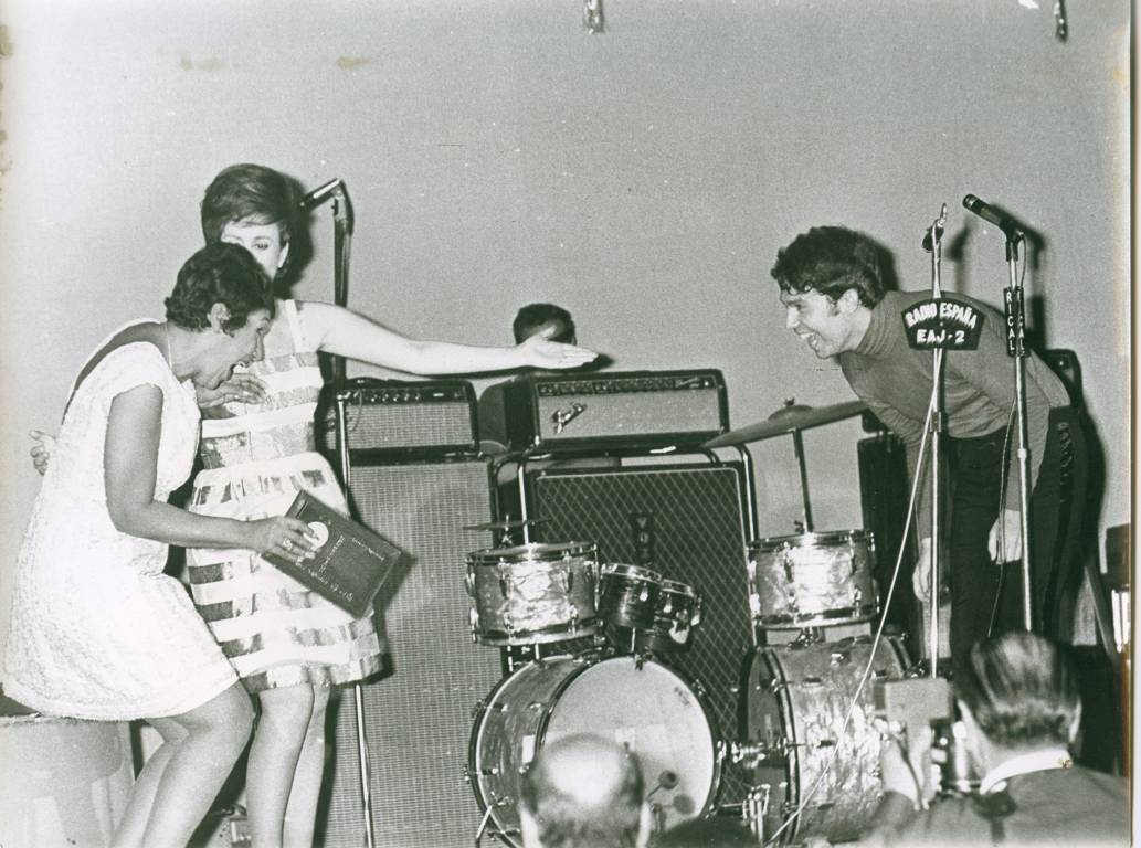 Encarnita Sánchez, en su programa de Radio España, presenta a Tony Leblanc que entrega la medalla de oro a Manolo Escobar. Seguidamente Manolo Escobar recibe el homenaje de una agrupación de fans