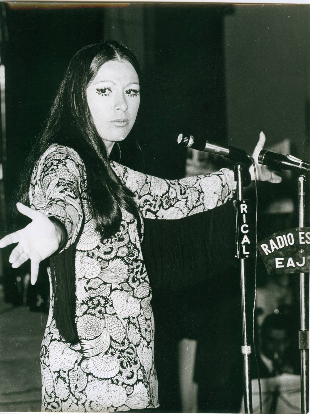 Un jovencísimo Raphael, bromea con Olga Guillot en presencia de Encarna Sánchez. Raphael fue, sin duda, el triunfador de la noche. Tras ganarse al público, recibió la medalla de oro por Olga Guillot, la voz con más personalidad de sudamérica, que actuaría seguidamente.