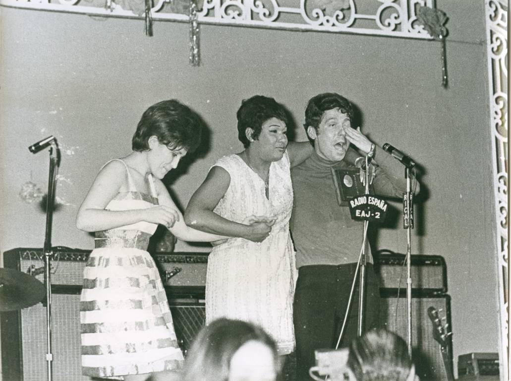 Encarnita Sánchez, en su programa de Radio España, presenta a Tony Leblanc que entrega la medalla de oro a Manolo Escobar. Seguidamente Manolo Escobar recibe el homenaje de una agrupación de fans